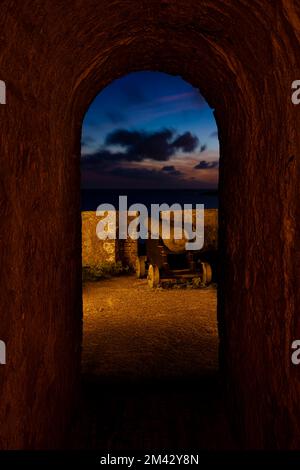 Vecchio cannone a Fort Beekenburg di notte. Jan Thiel, Curacao, Antille Olandesi Foto Stock