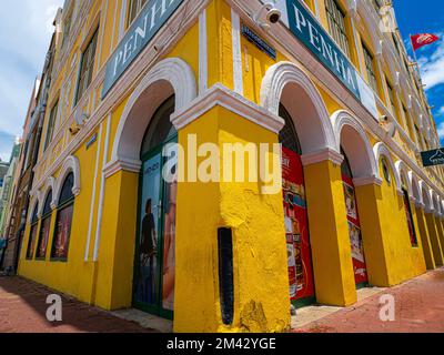 Edificio Penha all'angolo tra Breedestraat Street e Handelskade Street, Willemstad, Curacao, Antille Olandesi Foto Stock