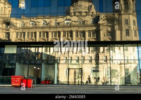 Immagine dall'iconico lungomare di Liverpool, luce, angoli e riflessi Foto Stock