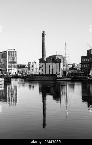 Immagine dall'iconico lungomare di Liverpool, luce, angoli e riflessi Foto Stock