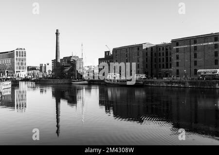 Immagine dall'iconico lungomare di Liverpool, luce, angoli e riflessi Foto Stock