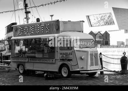 Immagine dall'iconico lungomare di Liverpool, luce, angoli e riflessi Foto Stock