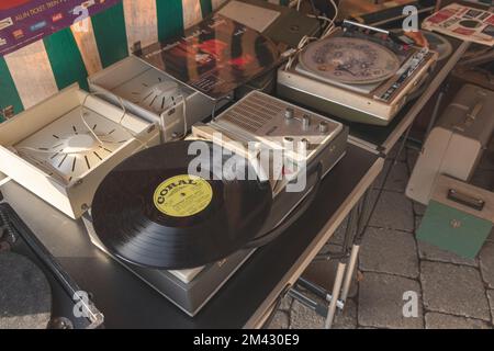 Hasselt. Limburgo - Belgio. 23-10-2021. Vinile - Corallo. Gramophones vintage, giradischi e dischi alla fiera della città. Foto Stock