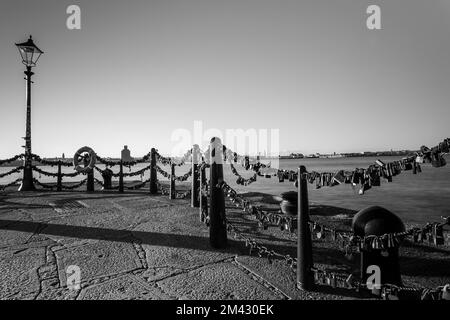 Immagine dall'iconico lungomare di Liverpool, luce, angoli e riflessi Foto Stock