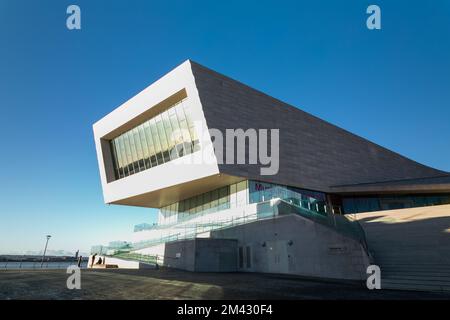 Immagine dall'iconico lungomare di Liverpool, luce, angoli e riflessi Foto Stock