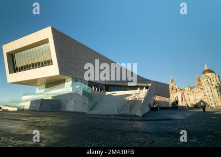 Immagine dall'iconico lungomare di Liverpool, luce, angoli e riflessi Foto Stock