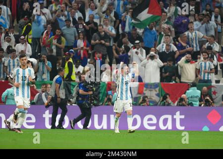 LUSAIL, QATAR - 18 DICEMBRE: Il giocatore dell'Argentina combatte per la palla con il giocatore della Francia durante la finale della Coppa del mondo FIFA Qatar 2022 tra Argentina e Francia al Lusail Stadium il 18 dicembre 2022 a Lusail, Qatar. (Foto di Florencia Tan Jun/PxImages) Foto Stock