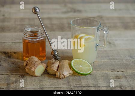 Bevanda al miele e agli agrumi con acqua per bere da solo. Foto Stock