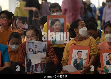 Bangkok, Thailandia. 17th Dec, 2022. La gente tiene una foto di sua altezza reale principessa Thailandia Bajrakitiyabha Narendiradebyavati, all'interno del King Chulalongkorn Memorial Hospital a Bangkok, Thailandia il 17 dicembre 2022, è stata ricoverata in ospedale a causa di una condizione cardiaca. (Foto di Teera Noisakran/Pacific Press/Sipa USA) Credit: Sipa USA/Alamy Live News Foto Stock