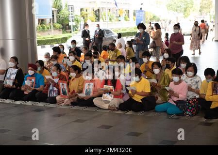 Bangkok, Thailandia. 17th Dec, 2022. La gente tiene una foto di sua altezza reale principessa Thailandia Bajrakitiyabha Narendiradebyavati, all'interno del King Chulalongkorn Memorial Hospital a Bangkok, Thailandia il 17 dicembre 2022, è stata ricoverata in ospedale a causa di una condizione cardiaca. (Foto di Teera Noisakran/Pacific Press/Sipa USA) Credit: Sipa USA/Alamy Live News Foto Stock