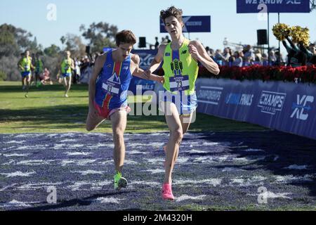 Noah Breker (73) e Samuel Hansen (81) si piazzano terzo e quarto nella gara ragazzi in 15:07,5 e 15:07,7 al 43° Champs Sports Cross Country Championships High School National Final, sabato 10 dicembre 2022, a San Diego. Foto Stock