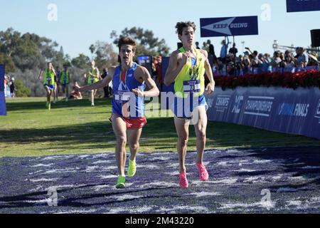 Noah Breker (73) e Samuel Hansen (81) si piazzano terzo e quarto nella gara ragazzi in 15:07,5 e 15:07,7 al 43° Champs Sports Cross Country Championships High School National Final, sabato 10 dicembre 2022, a San Diego. Foto Stock