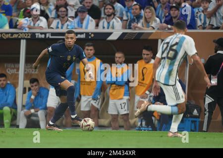 LUSAIL, QATAR - 18 DICEMBRE: Giocatore di Francia Kylian Mbappé controlla la palla durante la finale della Coppa del mondo FIFA Qatar 2022 tra Argentina e Francia al Lusail Stadium il 18 dicembre 2022 a Lusail, Qatar. (Foto di Florencia Tan Jun/PxImages) Foto Stock