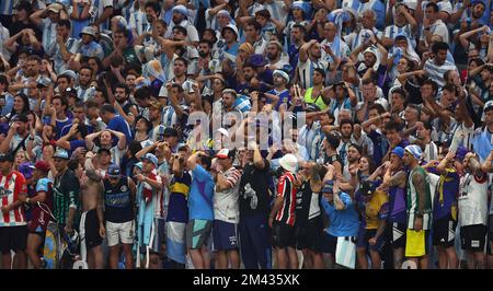 Doha, Qatar, 18th dicembre 2022. I fan argentini reagiscono all'equalizzatore francese durante la partita della Coppa del mondo FIFA 2022 al Lusail Stadium di Doha. Il credito per le immagini dovrebbe essere: David Klein / Sportimage Credit: Sportimage/Alamy Live News Foto Stock