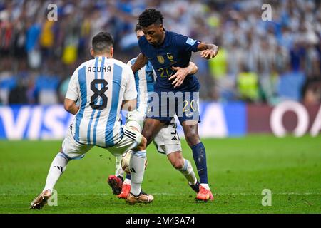 LUSAIL CITY, QATAR - 18 DICEMBRE: Kingsley Coman of France batte per la palla con Marcos Acuna dell'Argentina e Nicolas Tagliafico dell'Argentina durante la finale - Coppa del mondo FIFA Qatar 2022 partita tra Argentina e Francia al Lusail Stadium il 18 dicembre 2022 a Lusail City, Qatar (Foto di Pablo Morano/BSR Agency) Credit: BSR Agency/Alamy Live News Foto Stock