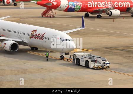 Tugs di aeroplano, macchina per spingere indietro l'aeroplano al tasseway, una in servizi di assistenza a terra Foto Stock