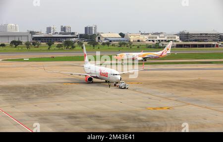 Tugs di aeroplano, macchina per spingere indietro l'aeroplano al tasseway, una in servizi di assistenza a terra Foto Stock
