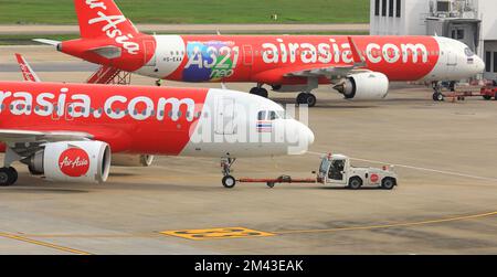 Tugs di aeroplano, macchina per spingere indietro l'aeroplano al tasseway, una in servizi di assistenza a terra Foto Stock