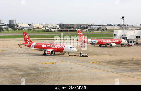 Tugs di aeroplano, macchina per spingere indietro l'aeroplano al tasseway, una in servizi di assistenza a terra Foto Stock
