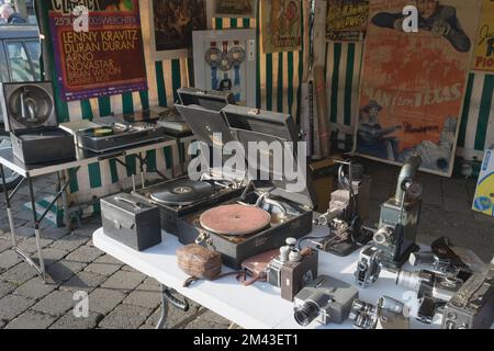 Hasselt. Limburgo - Belgio. 23-10-2021. Gramophones vintage, giradischi e dischi alla fiera della città. Foto Stock