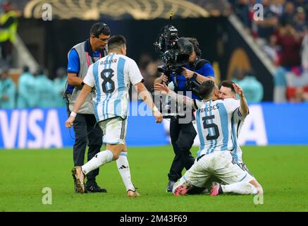 Lionel messi (a destra), Leandro Paredes e Marcos Acuna dell'Argentina festeggiano la vittoria della finale della Coppa del mondo FIFA in seguito al rigetto al Lusail Stadium, Qatar. Data immagine: Domenica 18 dicembre 2022. Foto Stock