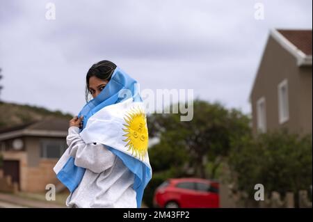 Ritratto di giovane donna con bandiera argentina Foto Stock