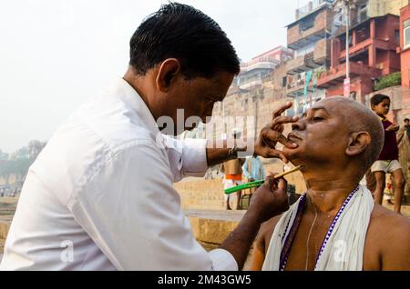 La testina e la barba di rasatura fanno parte del rituale per salutare l'anima di una persona morta. Visto ai ghats Foto Stock