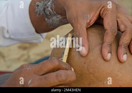 La testina e la barba di rasatura fanno parte del rituale per salutare l'anima di una persona morta. Visto ai ghats Foto Stock