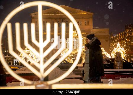 Mosca, Russia. 18th dicembre 2022. La gente cammina su una strada durante un evento per celebrare Hanukkah in Piazza della Rivoluzione a Mosca, Russia. Hanukkah è un festival ebraico che commemora il recupero di Gerusalemme nel 2nd ° secolo a.C. Quest'anno si celebra il 18-26 dicembre. Nikolay Vinokurov/Alamy Live News Foto Stock