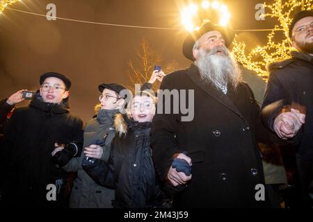 Mosca, Russia. 18th dicembre 2022. La gente danza in un evento per celebrare Hanukkah in Piazza della Rivoluzione a Mosca, Russia. Hanukkah è un festival ebraico che commemora il recupero di Gerusalemme nel 2nd ° secolo a.C. Quest'anno si celebra il 18-26 dicembre. Nikolay Vinokurov/Alamy Live News Foto Stock