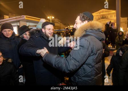 Mosca, Russia. 18th dicembre 2022. La gente danza in un evento per celebrare Hanukkah in Piazza della Rivoluzione a Mosca, Russia. Hanukkah è un festival ebraico che commemora il recupero di Gerusalemme nel 2nd ° secolo a.C. Quest'anno si celebra il 18-26 dicembre. Nikolay Vinokurov/Alamy Live News Foto Stock