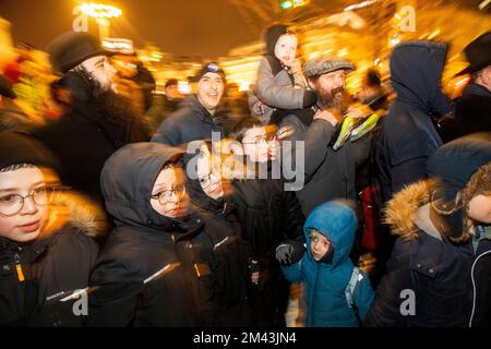 Mosca, Russia. 18th dicembre 2022. La gente danza in un evento per celebrare Hanukkah in Piazza della Rivoluzione a Mosca, Russia. Hanukkah è un festival ebraico che commemora il recupero di Gerusalemme nel 2nd ° secolo a.C. Quest'anno si celebra il 18-26 dicembre. Nikolay Vinokurov/Alamy Live News Foto Stock