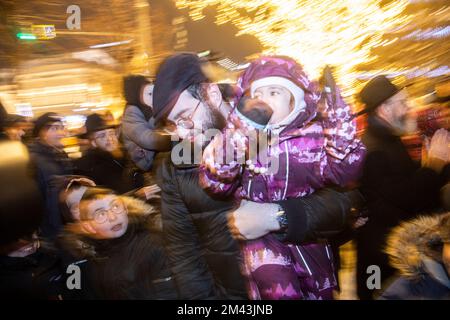 Mosca, Russia. 18th dicembre 2022. La gente danza in un evento per celebrare Hanukkah in Piazza della Rivoluzione a Mosca, Russia. Hanukkah è un festival ebraico che commemora il recupero di Gerusalemme nel 2nd ° secolo a.C. Quest'anno si celebra il 18-26 dicembre. Nikolay Vinokurov/Alamy Live News Foto Stock