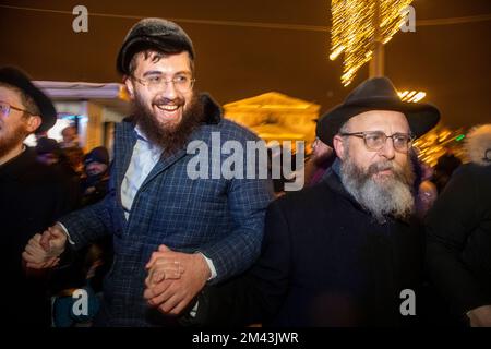 Mosca, Russia. 18th dicembre 2022. La gente danza in un evento per celebrare Hanukkah in Piazza della Rivoluzione a Mosca, Russia. Hanukkah è un festival ebraico che commemora il recupero di Gerusalemme nel 2nd ° secolo a.C. Quest'anno si celebra il 18-26 dicembre. Nikolay Vinokurov/Alamy Live News Foto Stock