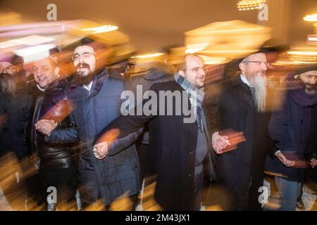 Mosca, Russia. 18th dicembre 2022. La gente danza in un evento per celebrare Hanukkah in Piazza della Rivoluzione a Mosca, Russia. Hanukkah è un festival ebraico che commemora il recupero di Gerusalemme nel 2nd ° secolo a.C. Quest'anno si celebra il 18-26 dicembre. Nikolay Vinokurov/Alamy Live News Foto Stock