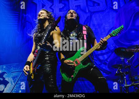 Zürich, Svizzera. 16th, dicembre 2022. La band internazionale Power Metal Beast in Black si esibisce in un concerto dal vivo presso l'Hallenstadion di Zürich. Qui il bassista Mate Molnar (L) è visto dal vivo sul palco con il chitarrista Kasperi Heikkinen (R). (Photo credit: Gonzales Photo - Tilman Jentzsch). Foto Stock