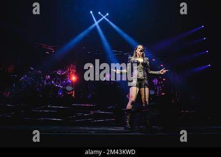 Zürich, Svizzera. 16th, dicembre 2022. La band sinfonica finlandese Nightwish si esibisce in un concerto dal vivo presso l'Hallenstadion di Zürich. Qui il cantante Floor Jansen è visto dal vivo sul palco. (Photo credit: Gonzales Photo - Tilman Jentzsch). Foto Stock