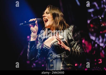 Zürich, Svizzera. 16th, dicembre 2022. La band sinfonica finlandese Nightwish si esibisce in un concerto dal vivo presso l'Hallenstadion di Zürich. Qui il cantante Floor Jansen è visto dal vivo sul palco. (Photo credit: Gonzales Photo - Tilman Jentzsch). Foto Stock