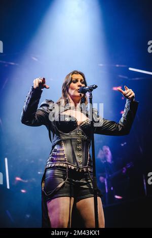 Zürich, Svizzera. 16th, dicembre 2022. La band sinfonica finlandese Nightwish si esibisce in un concerto dal vivo presso l'Hallenstadion di Zürich. Qui il cantante Floor Jansen è visto dal vivo sul palco. (Photo credit: Gonzales Photo - Tilman Jentzsch). Foto Stock