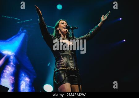 Zürich, Svizzera. 16th, dicembre 2022. La band sinfonica finlandese Nightwish si esibisce in un concerto dal vivo presso l'Hallenstadion di Zürich. Qui il cantante Floor Jansen è visto dal vivo sul palco. (Photo credit: Gonzales Photo - Tilman Jentzsch). Foto Stock