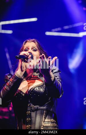 Zürich, Svizzera. 16th, dicembre 2022. La band sinfonica finlandese Nightwish si esibisce in un concerto dal vivo presso l'Hallenstadion di Zürich. Qui il cantante Floor Jansen è visto dal vivo sul palco. (Photo credit: Gonzales Photo - Tilman Jentzsch). Foto Stock