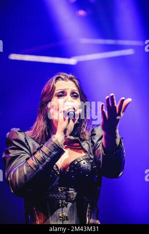 Zürich, Svizzera. 16th, dicembre 2022. La band sinfonica finlandese Nightwish si esibisce in un concerto dal vivo presso l'Hallenstadion di Zürich. Qui il cantante Floor Jansen è visto dal vivo sul palco. (Photo credit: Gonzales Photo - Tilman Jentzsch). Foto Stock