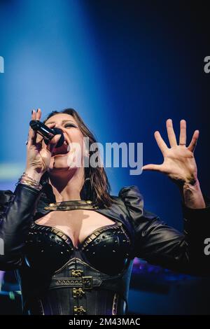 Zürich, Svizzera. 16th, dicembre 2022. La band sinfonica finlandese Nightwish si esibisce in un concerto dal vivo presso l'Hallenstadion di Zürich. Qui il cantante Floor Jansen è visto dal vivo sul palco. (Photo credit: Gonzales Photo - Tilman Jentzsch). Foto Stock