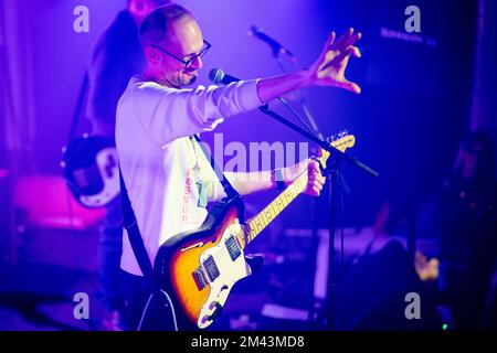 Edimburgo, Scozia. Sab 17 Dicembre 2022. La band indie scozzese Ballboy sul palco di Summerhall dove ha suonato il concerto di Humbug di Natale del Lost Map Record. Ballboy si è formato a Edimburgo negli ultimi 1990s e sono Gordon McIntyre (voce/chitarra), Nick Reynolds (basso), Gary Morgan (batteria) e Alexa Morrison (tasti); a questo concerto hanno partecipato la loro tastiera originale Katie Griffiths. Lost Map Records ha ripubblicato il loro album di debutto 'Club Anthems 2001' in vinile per celebrare il suo 20th° anniversario. Foto Stock