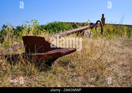 Sulle isole Ertholmen, l'ancora arrugginita, la storica struttura marittima, Ertholmene, Danimarca, Scandinavia, Europa. Foto Stock