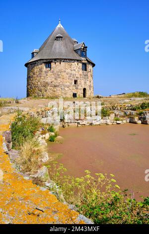 Fuori e fuori sulle isole di Ertholmen, piccola torre (Lille Tårn) e cisterna di pioggia, Frederiksö, Ertholmene, Danimarca. Foto Stock