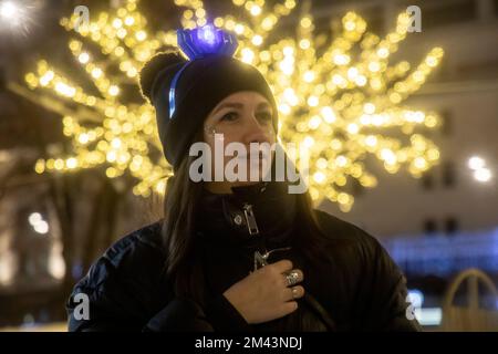 Mosca, Russia. 18th dicembre 2022. La gente partecipa a un evento per celebrare Hanukkah in Piazza della Rivoluzione a Mosca, Russia. Hanukkah è un festival ebraico che commemora il recupero di Gerusalemme nel 2nd ° secolo a.C. Quest'anno si celebra il 18-26 dicembre Foto Stock