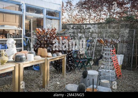 Tongeren. Limburgo - Belgio 13-02-2022. Utensili domestici dal passato al mercato delle pulci. Bottiglie vuote, pentole, lattine da annaffiatura Foto Stock