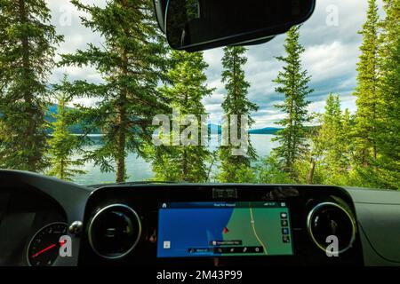 Vista del lago Dease al tramonto; campervan Airstream Interstate 24X 4WD; campeggio Waters Edge; British Columbia; Canada Foto Stock