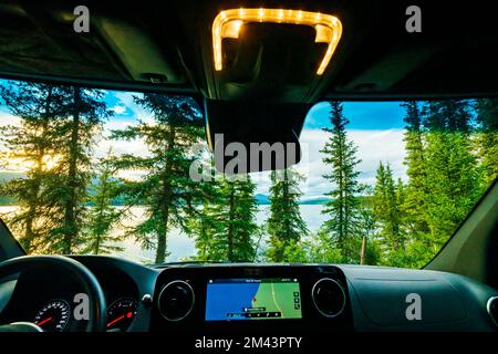 Vista del lago Dease al tramonto; campervan Airstream Interstate 24X 4WD; campeggio Waters Edge; British Columbia; Canada Foto Stock